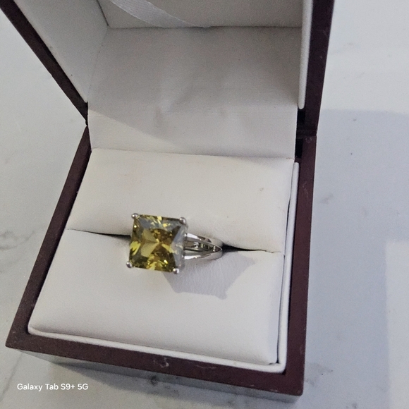 Yellow and Silver Geometric Star Ring - Picture 4 of 7